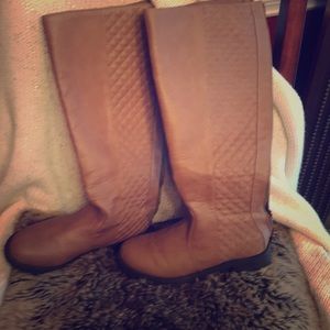 Cute taupe boots!